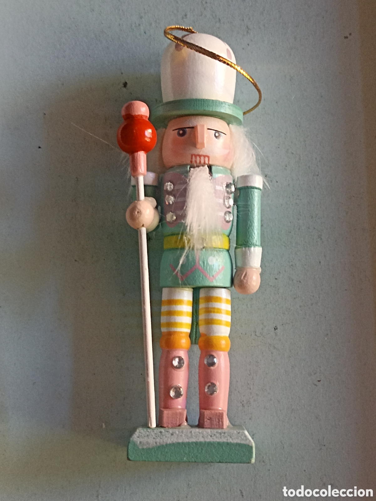 Figuras de Bel&eacute;n: Soldado cascanueces colores pastel con bast&oacute;n rojo y rosa 12,5 cms de alto