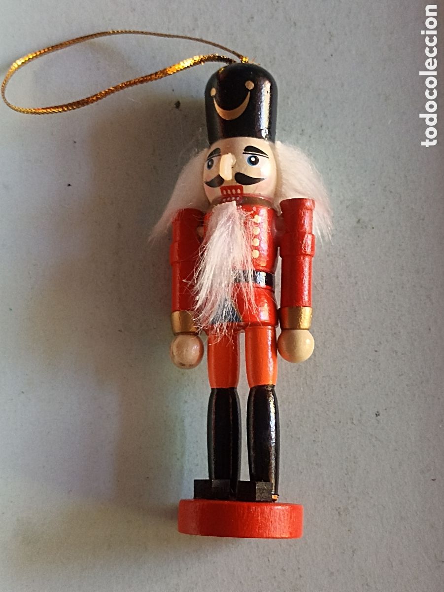 Figuras de Bel&eacute;n: Soldado cascanueces con casaca roja y sombrero negro 12 cms de alto