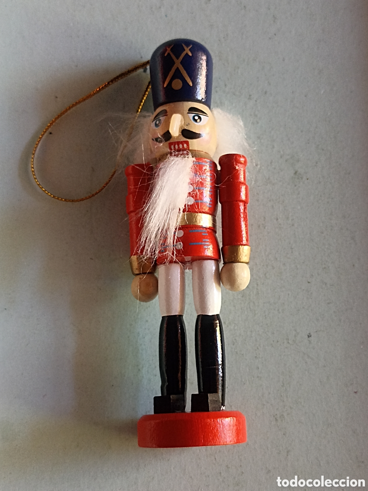 Figuras de Bel&eacute;n: Soldado cascanueces con casaca roja y sombrero azul 12 cms de alto