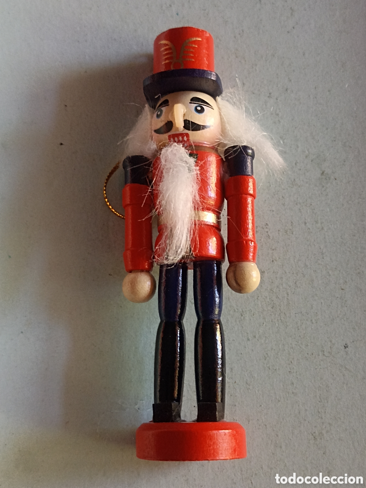 Figuras de Bel&eacute;n: Soldado cascanueces con casaca roja y sombrero rojo 12 cms de alto
