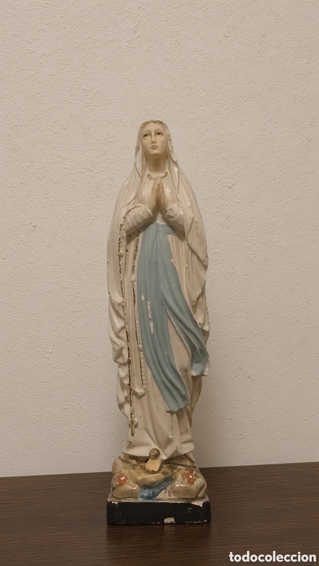 Figuras de Bel&eacute;n: Figurilla religiosa antigua de la Virgen Mar&iacute;a (o santa) en oraci&oacute;n. Representa a la Virgen con mano