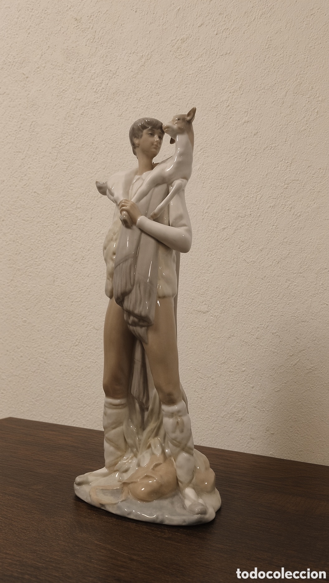 Figuras de Bel&eacute;n: Figurilla antigua de un pastorcillo con un cordero, marca Landro