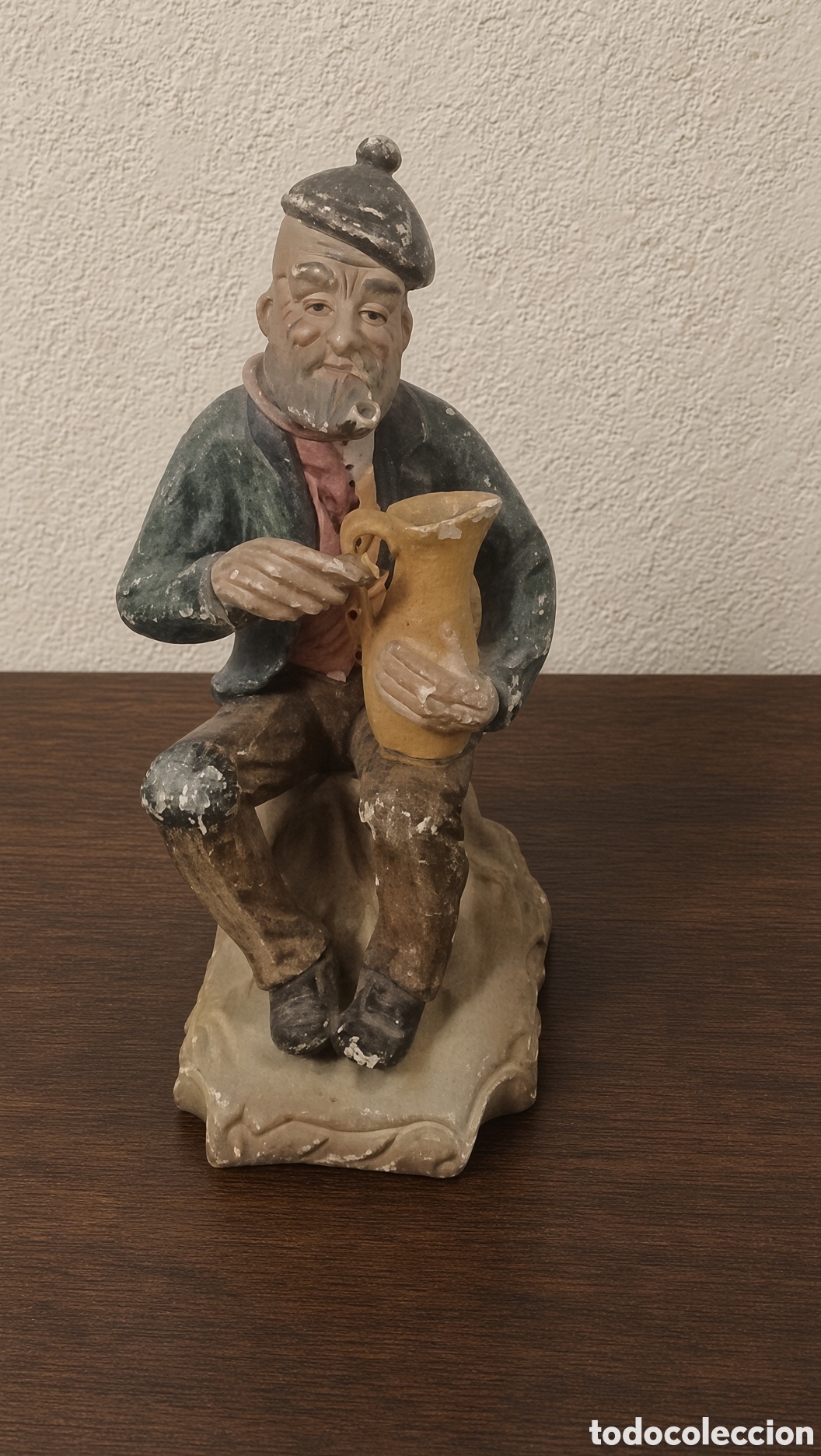 Figuras de Bel&eacute;n: Figurilla antigua de un campesino o pastor sentado. Representa a un hombre mayor con barba, gorra, c