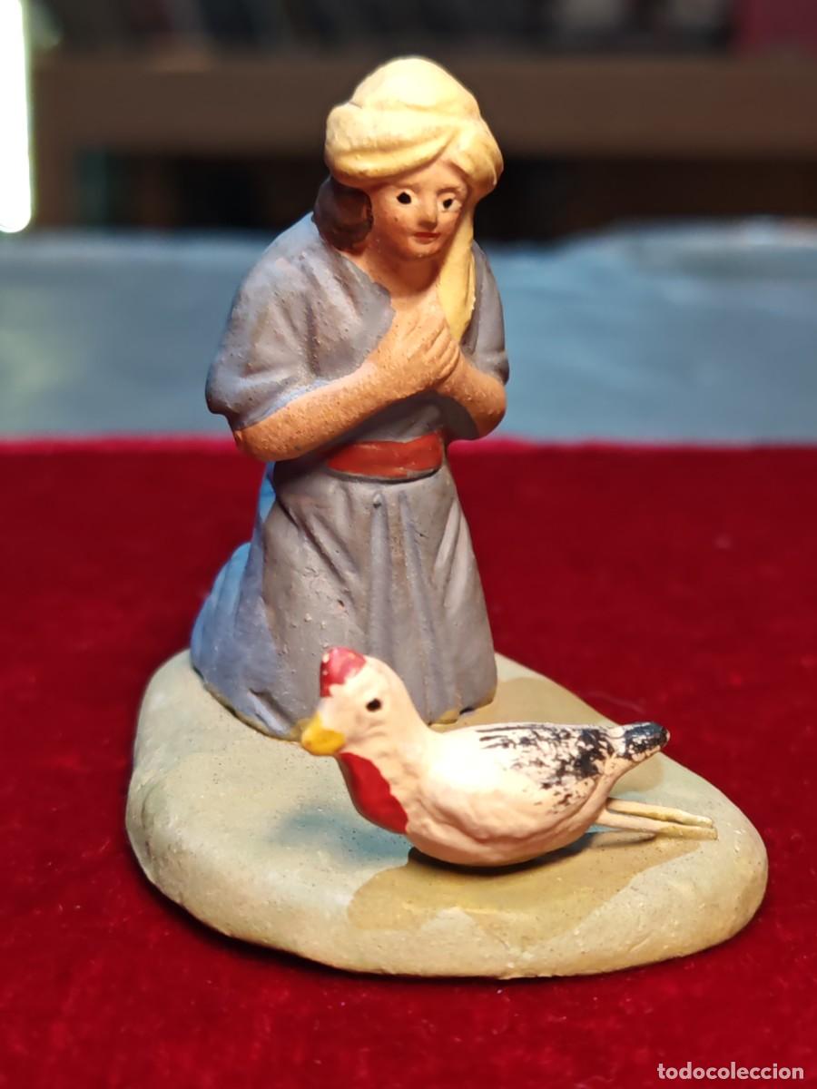 Figuras de Bel&eacute;n: figura bel&eacute;n antigua barro lienzado pastor con ofrenda de pollo muy popular.6 cm x 7 cm largo x 4.5