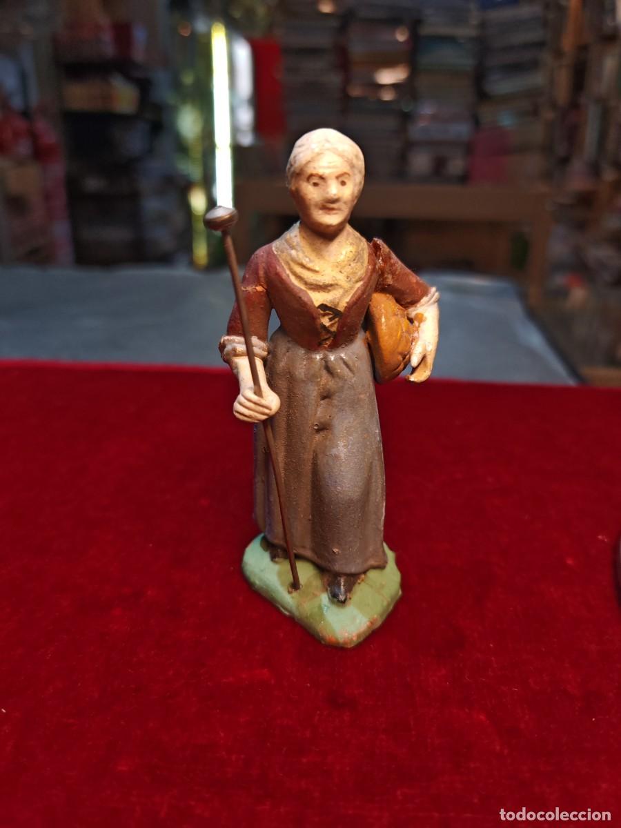 Figuras de Bel&eacute;n: figura bel&eacute;n antigua barro lienzado muy popular.abuela llevando pan debajo del brazo..11 cm x 5 cm .