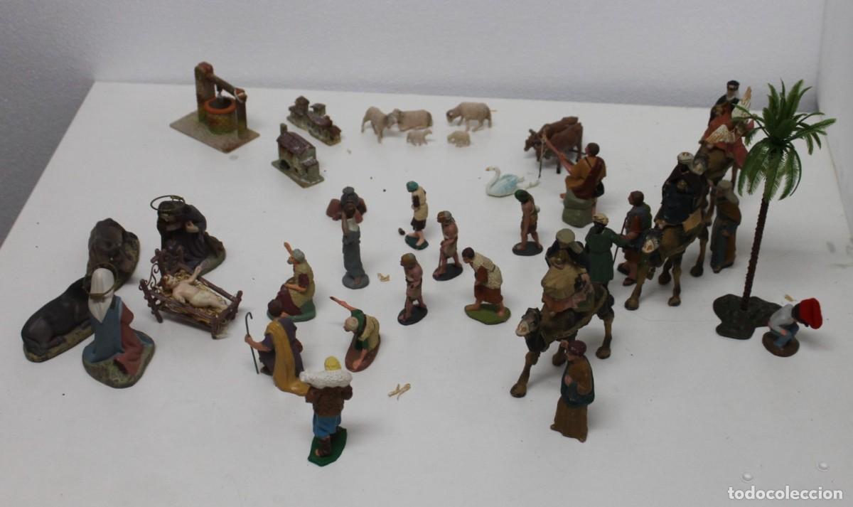 Figuras de Bel&eacute;n: Antiguo bel&eacute;n de Navidad con figuras de pl&aacute;stico y escayola. Nacimiento Reyes Magos