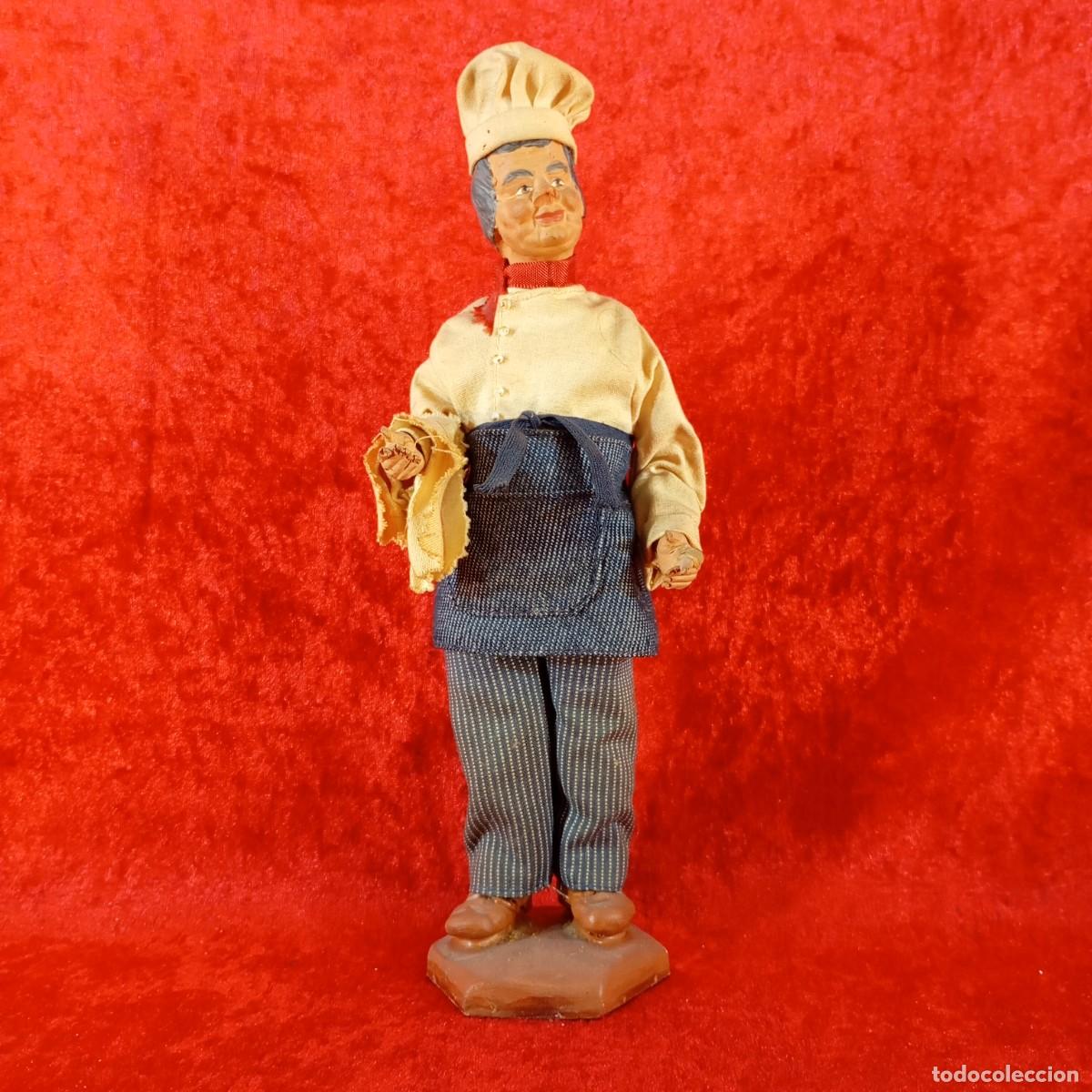 Figuras de Bel&eacute;n: FIGURA VINTAGE ARTESAL DE ARCILLA - PANADERO CON GORRO BLANCO - TELA Y ALAMBRE - 26,5 CM DE ALTO