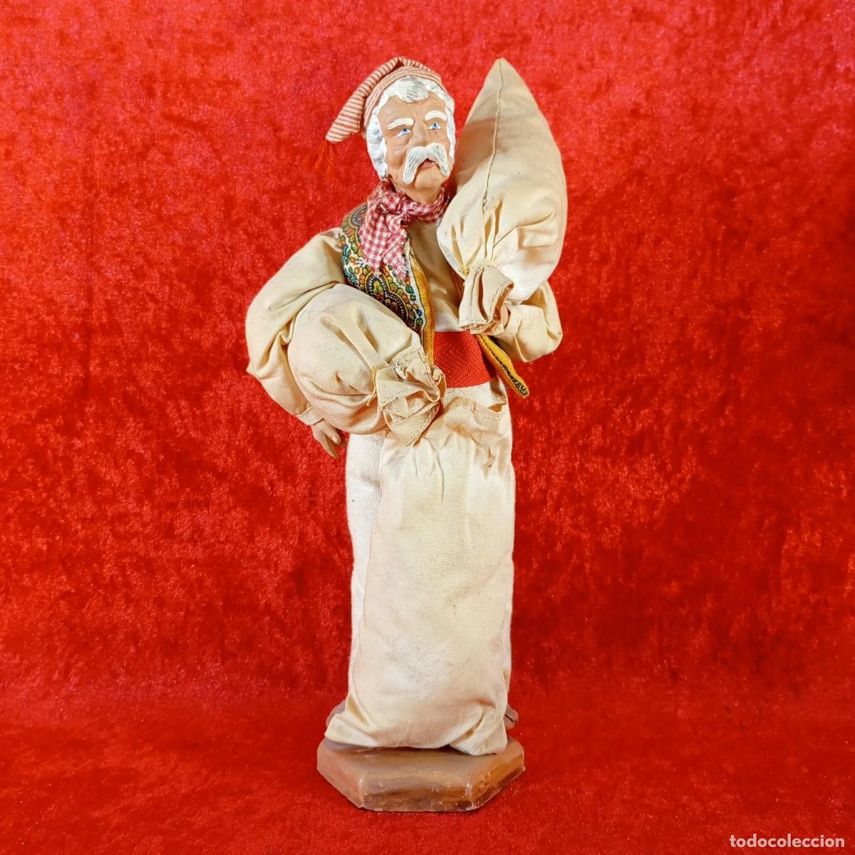 Figuras de Bel&eacute;n: FIGURA VINTAGE ARTESAL DE ARCILLA - MOLINERO CARGANDO HARINA - TELA Y ALAMBRE - 25 CM DE ALTO