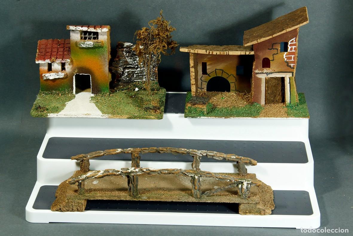 Figuras de Bel&eacute;n: LOTE DE DOS CASAS Y PUENTE ANTIGUO PARA BEL&Eacute;N EN CORCHO Y MADERA.