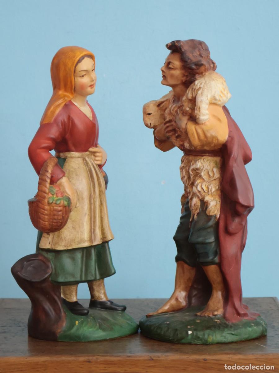 Figuras de Bel&eacute;n: Pastor y mujer con frutos. Figuras de bel&eacute;n de escayola policromada. Med. S. XX. Miden 29 cm.