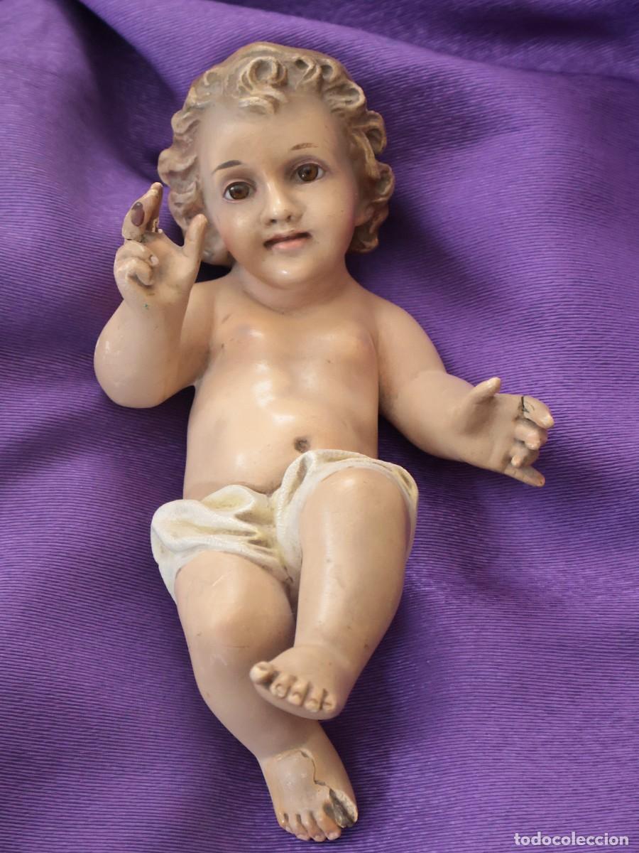 Figuras de Bel&eacute;n: Ni&ntilde;o Jes&uacute;s. Imagen de estuco policromado. Olot. Pps. S. XX. Mide 22 cm de altura.