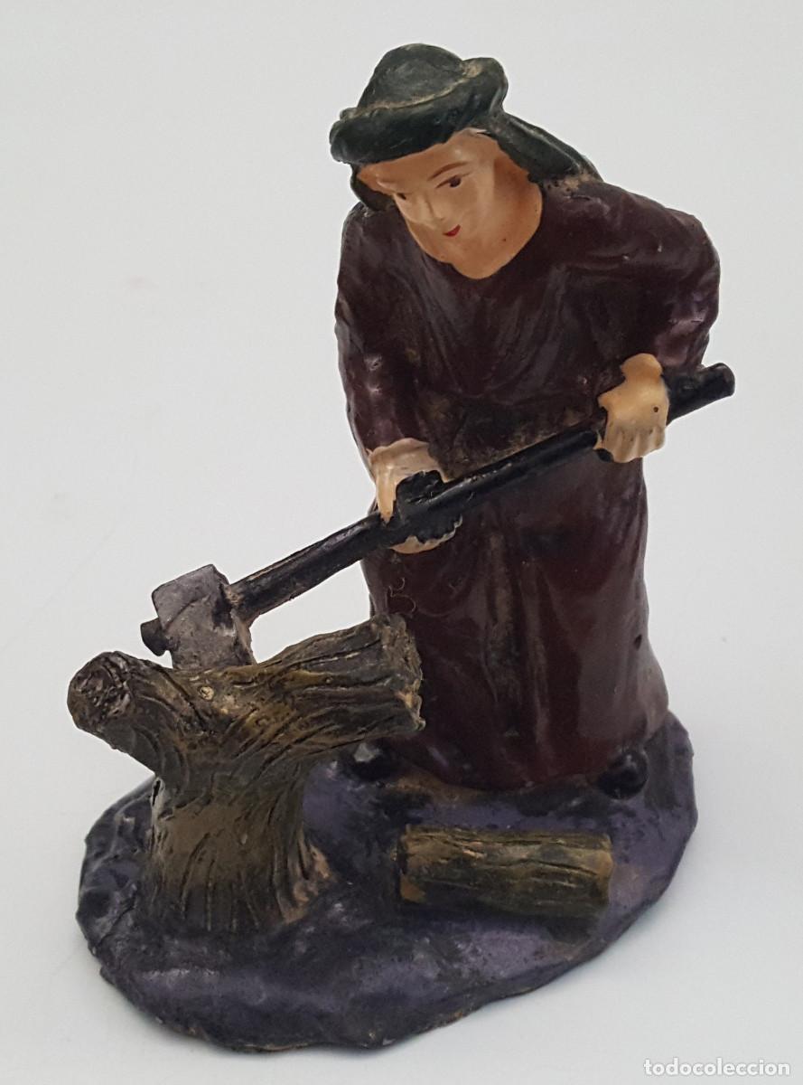Figuras de Bel&eacute;n: FIGURA DE BELEN: LE&Ntilde;ADOR CON HACHA CORTANDO UN TRONCO 9 CM - OFICIOS POPULARES TRADICIONALES