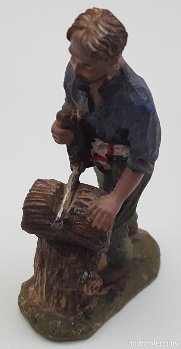 Figuras de Bel&eacute;n: FIGURA DE BELEN: LE&Ntilde;ADOR CON HACHA CORTANDO UN TRONCO 11 CM - OFICIOS POPULARES TRADICIONALES