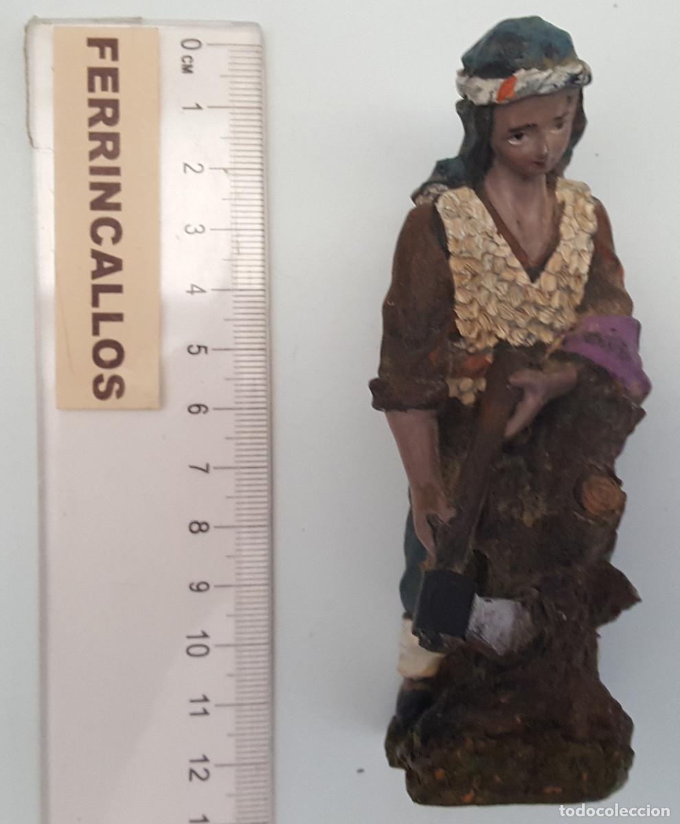 Figuras de Bel&eacute;n: FIGURA DE BELEN: LE&Ntilde;ADOR CON HACHA CORTANDO UN TRONCO 11 CM - OFICIOS POPULARES TRADICIONALES
