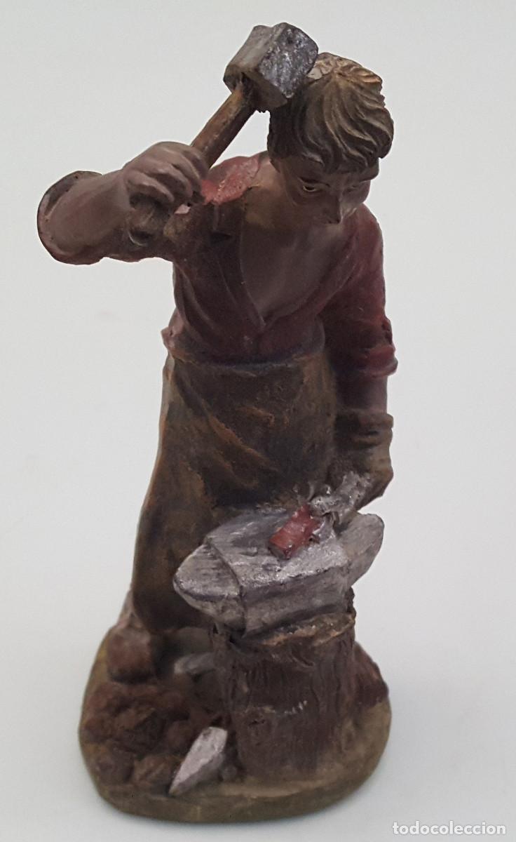 Figuras de Bel&eacute;n: FIGURA DE BELEN: HERRERO CON YUNQUE Y MARTILLO 12 CM) - OFICIOS POPULARES ARTESANALES TRADICIONALES