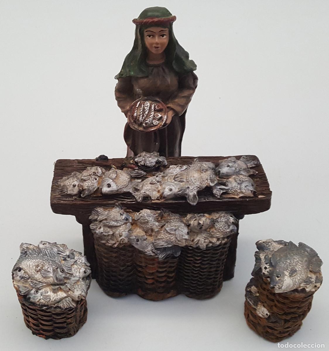 Figuras de Bel&eacute;n: CURIOSO LOTE PUESTO PESCADER&Iacute;A CON VENDEDORA (11 CM ALTO) MOSTRADOR Y DOS CESTAS DE PESCADO11 CM -