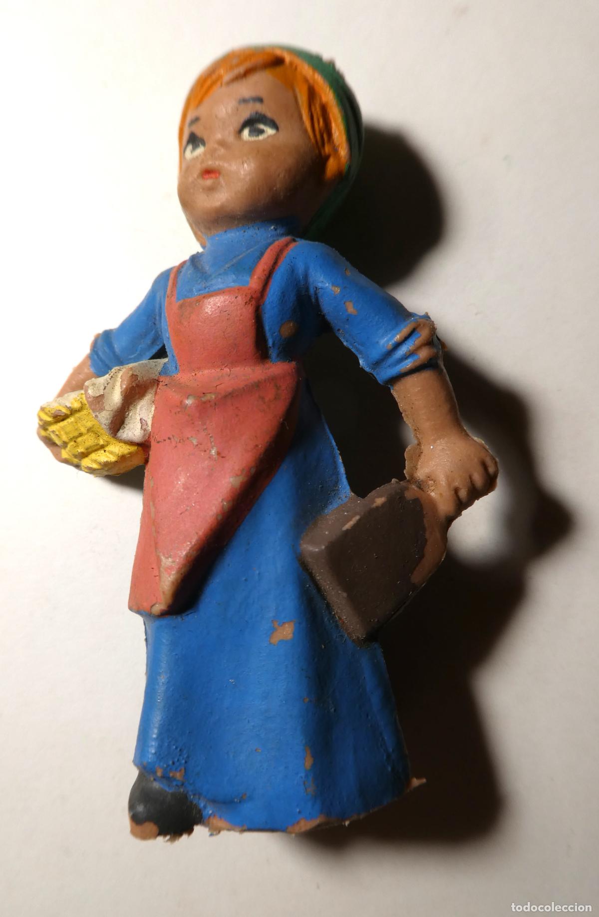 Figuras de Bel&eacute;n: Figura de belen de una lavandera de pl&aacute;stico mide 8 cm