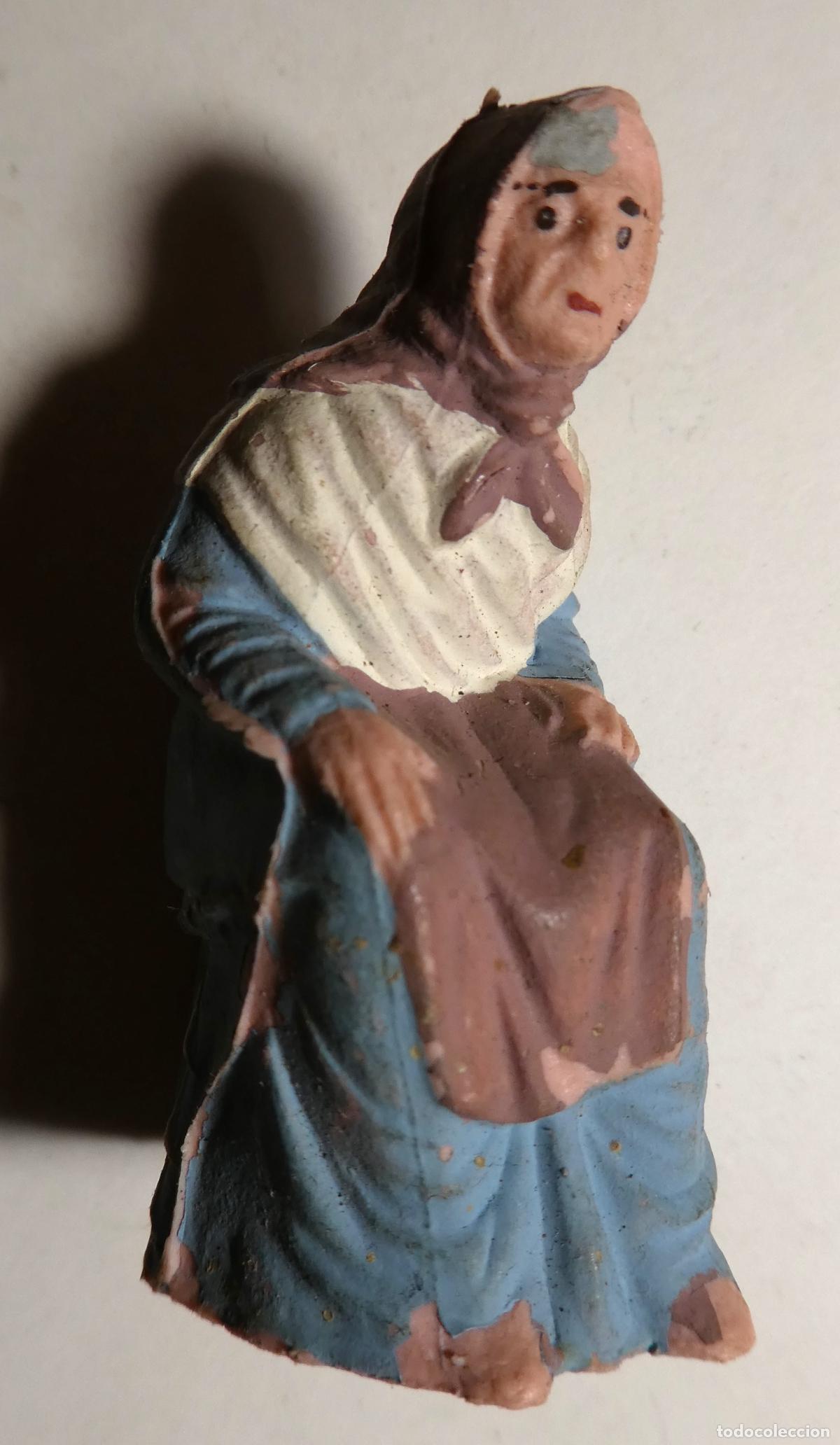 Figuras de Bel&eacute;n: Figura de belen de una anciana de pl&aacute;stico mide 4,7 cm