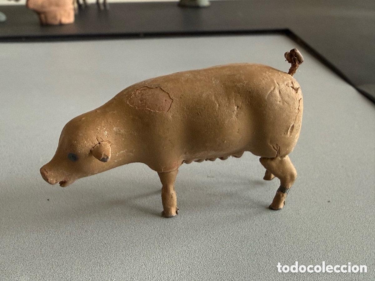 Figuras de Bel&eacute;n: Figura de Belen. Preciosa CERDA. Terracota y plomo. 7x4 cm