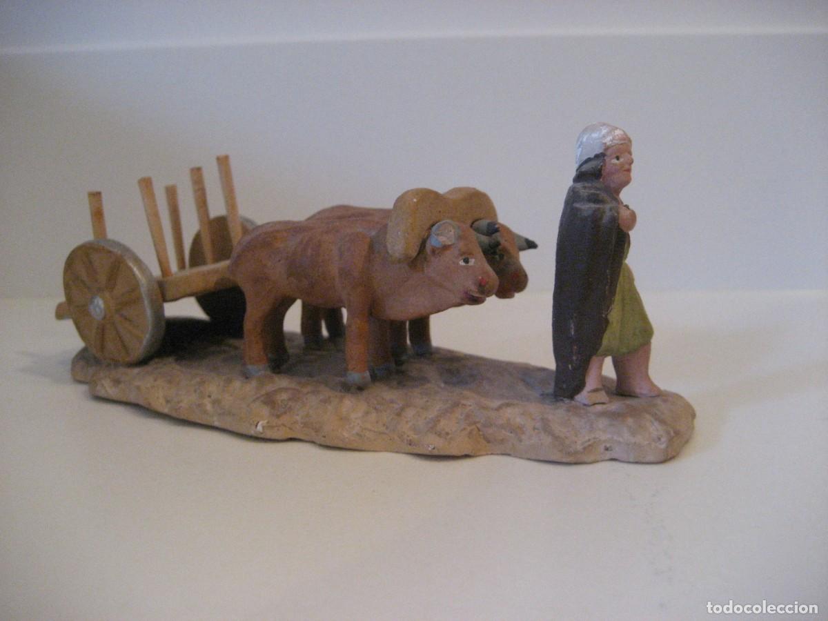 Figuras de Bel&eacute;n: antigua figura de pesebre , belen , escena de bueyes y carro . en barro Murciano