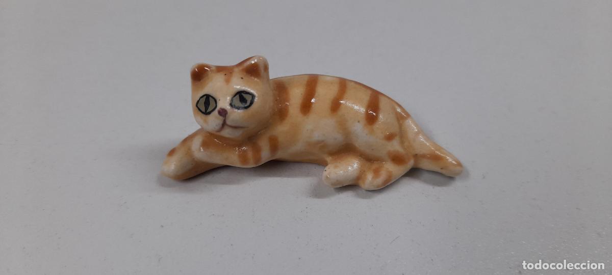 Figuras de Bel&eacute;n: GATITO TUMBADO . FIGURA REGALO ROSCON DE REYES . REALIZADA EN CERAMICA . MEDIDA DE LARGO 5 CM