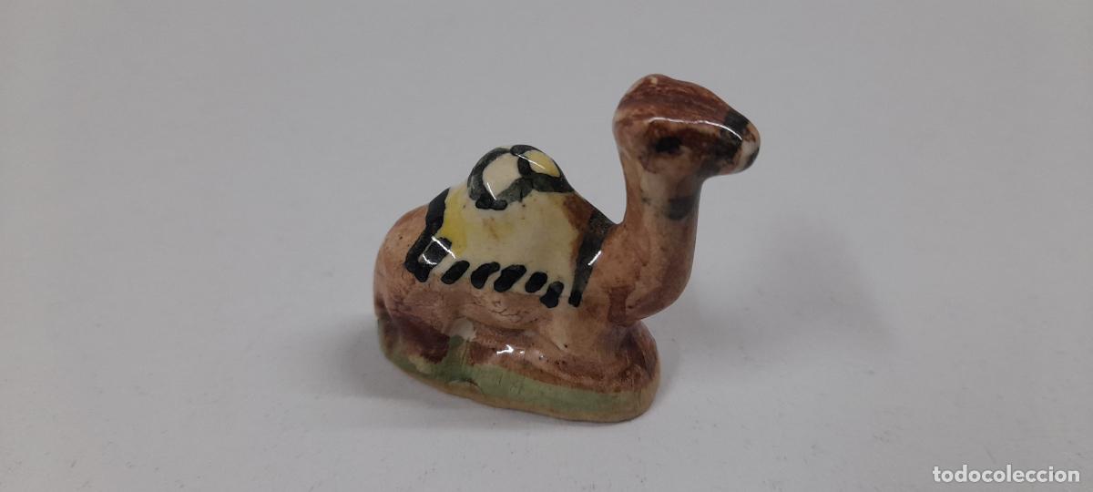 Figuras de Bel&eacute;n: CAMELLO . FIGURA REGALO ROSCON DE REYES . REALIZADA EN CERAMICA . MEDIDA DE LARGO 4 CM