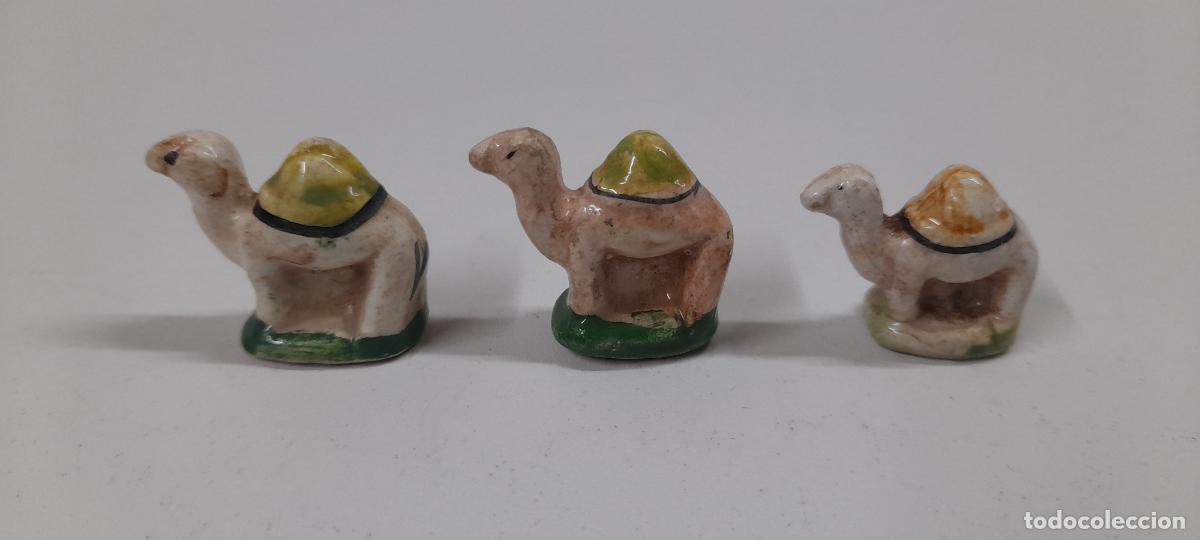 Figuras de Bel&eacute;n: TRES CAMELLOS . FIGURAS REGALO DEL ROSCON DE REYES . REALIZADA EN CERAMICA . MEDIDA DE ALTURA 2,5 CM