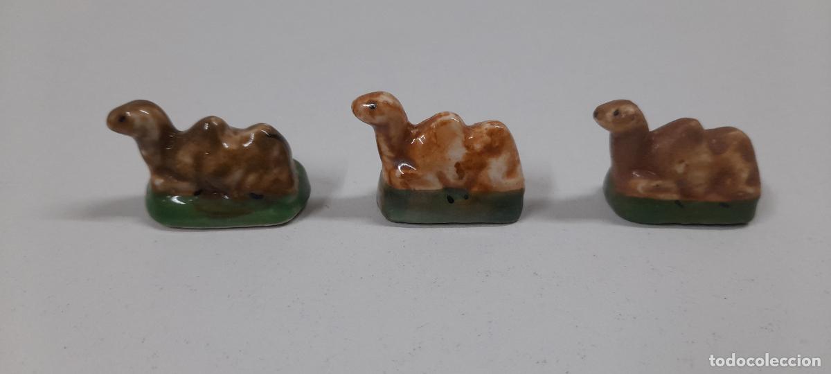 Figuras de Bel&eacute;n: TRES CAMELLOS . FIGURAS REGALO DEL ROSCON DE REYES . REALIZADA EN CERAMICA . MEDIDA DE ALTURA 2 CM