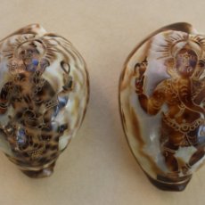 Coleccionismo de fósiles: PAREJA CARACOLAS DE MAR CYPRAEA TIGRIS CON INCRUSTACIONES GRABADAS A MANO BUDISMO TIBETANO - UNICAS
