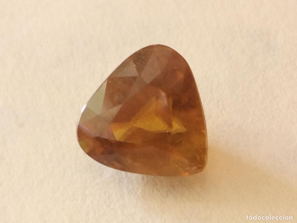 Coleccionismo de gemas: Esfena amarillo en forma de pera de 2.18 Ct. - Foto 2