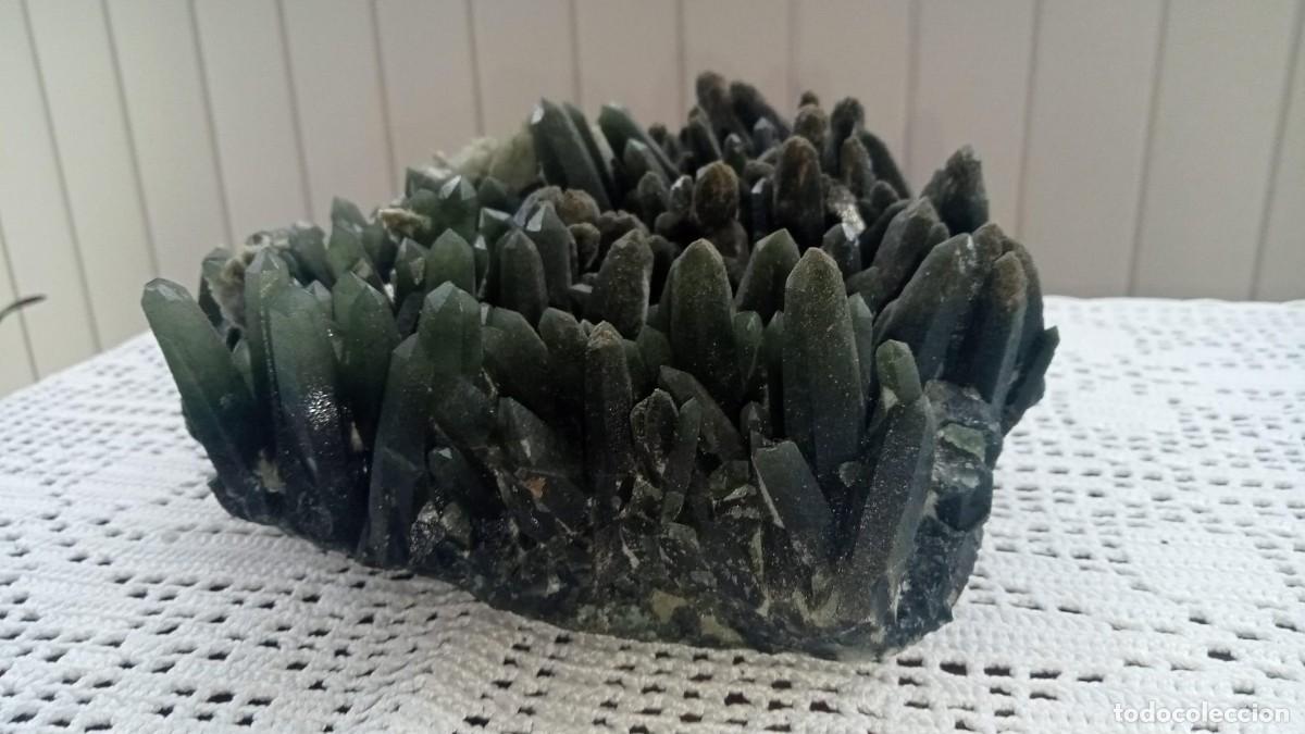 Coleccionismo de gemas: Magnifico Cluster de cuarzo verde de mongolia - Foto 2