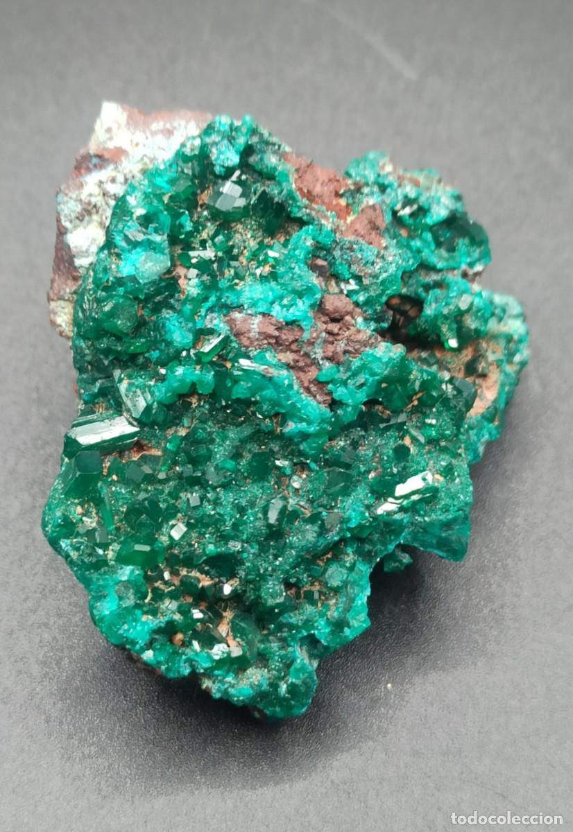 Coleccionismo de gemas: Dioptasa verde en drusa - Foto 1