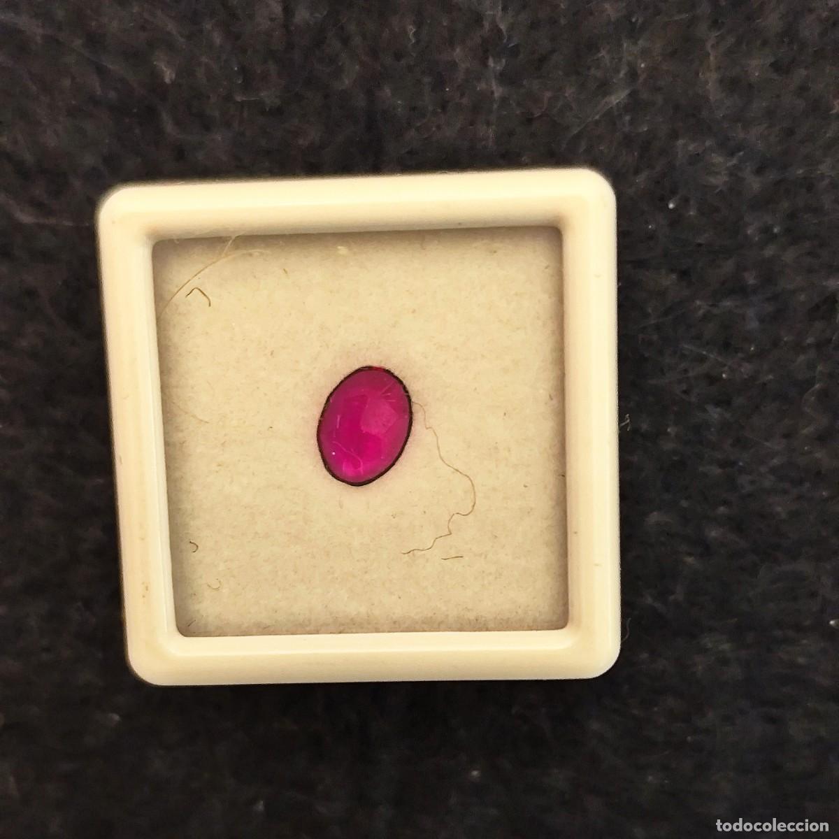 Sammlung von Edelsteinen: RUBI VERNUIL TALLA OVAL. MED. 7 X 5 CMS. PESO 0,72 CTS