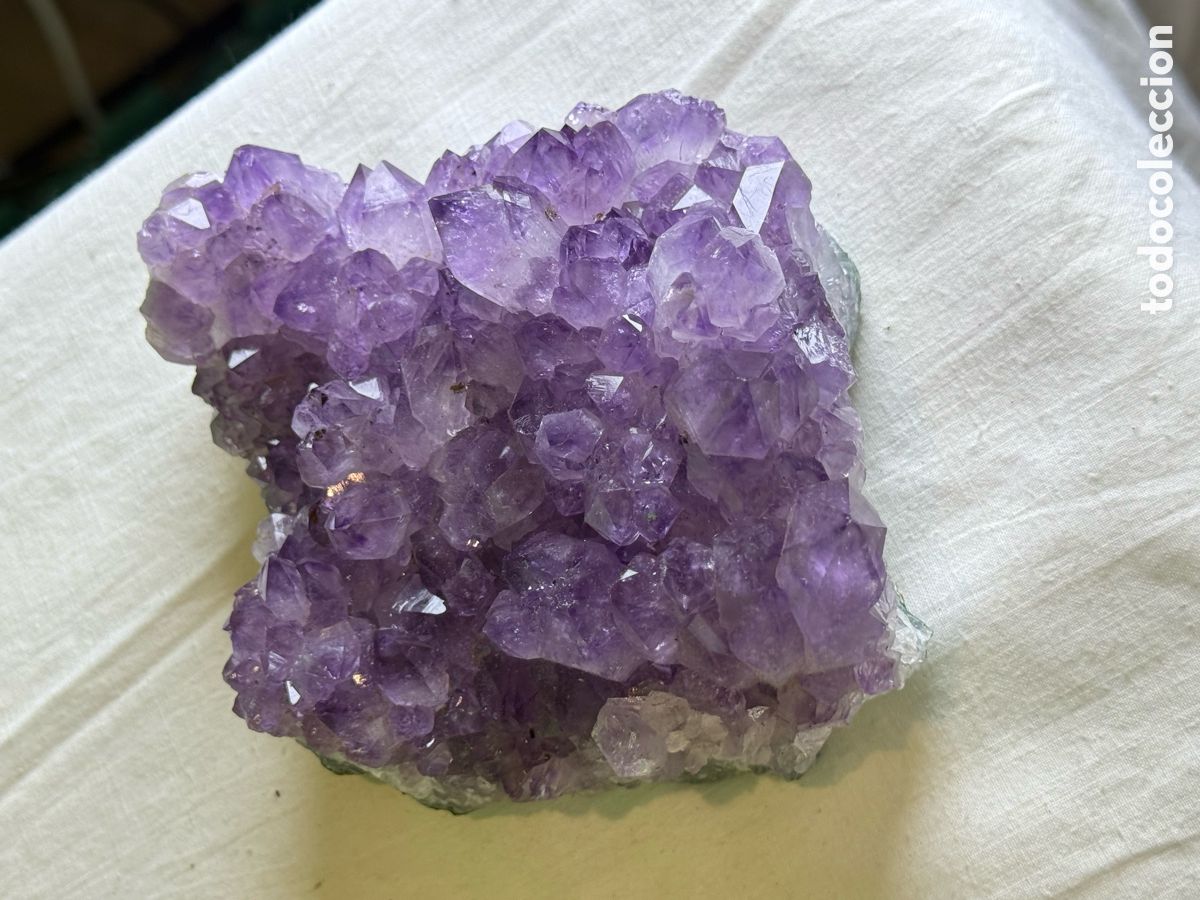 Coleccionismo de gemas: Gran drusa de amatista natural m&aacute;s de 1 kg cristal mineral violeta pieza decorativa colecci&oacute;n