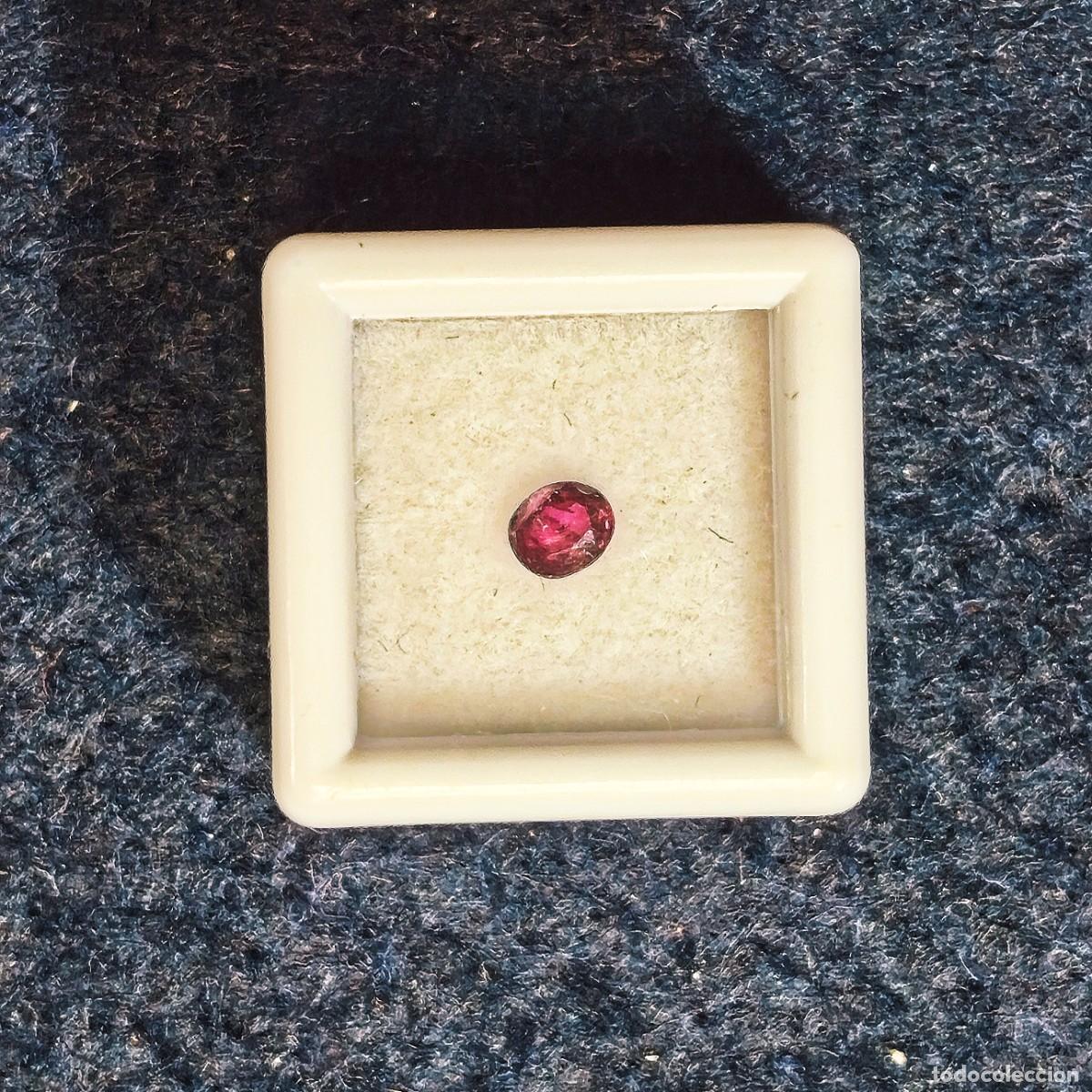 Gem collecting: RUBI ROJO NATURAL OVAL CABUJON. MED.3,4 X 2,8 MM. PESO 0,19 CTS