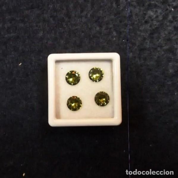 Gem collecting: 4 PERIDOTOS SINTETICOS TALLA BRILLANTE. MED. 6 MM. PESO 5,30 CTS