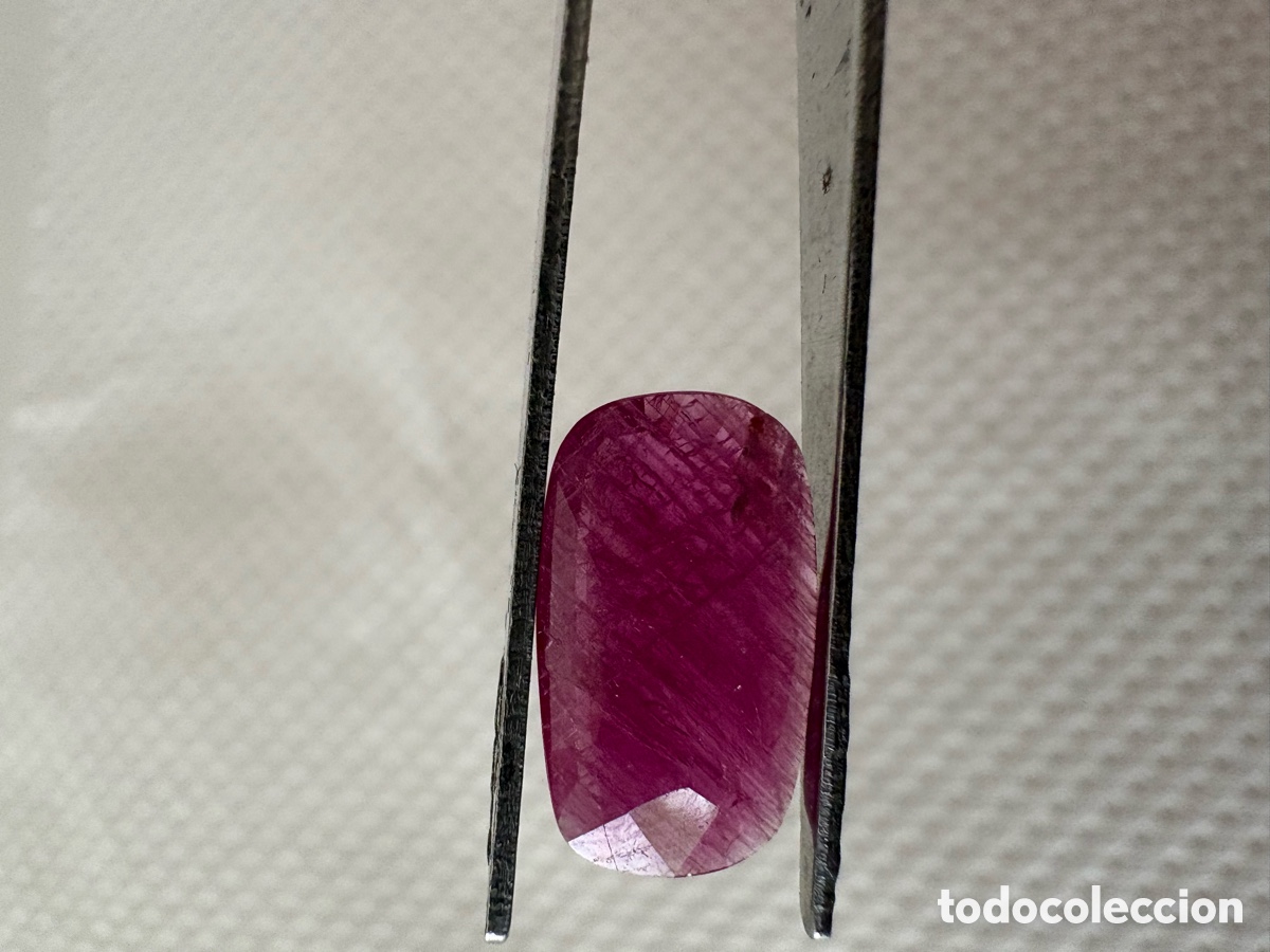 Coleccionismo de gemas: Rubelita Natural (Turmalina) sobre 3 ct &ndash; Talla Coj&iacute;n Alargada &ndash; Verificada por Gem&oacute;loga Tasadora