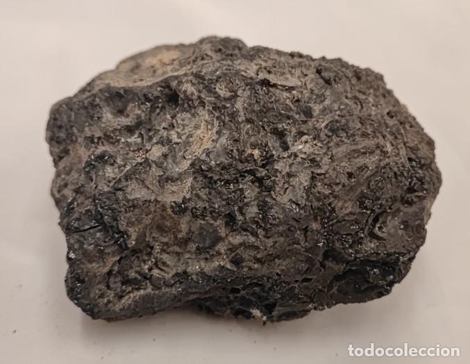 Coleccionismo de gemas: PIEDRA NEGRA A IDENTIFICAR CON LAMINAS CRISTALIZADAS