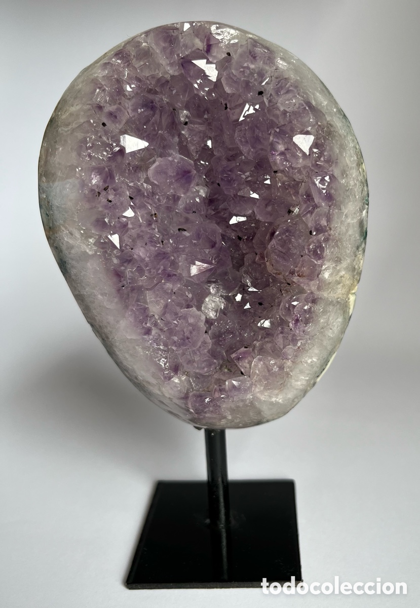 Coleccionismo de gemas: Geoda de amatista con peana