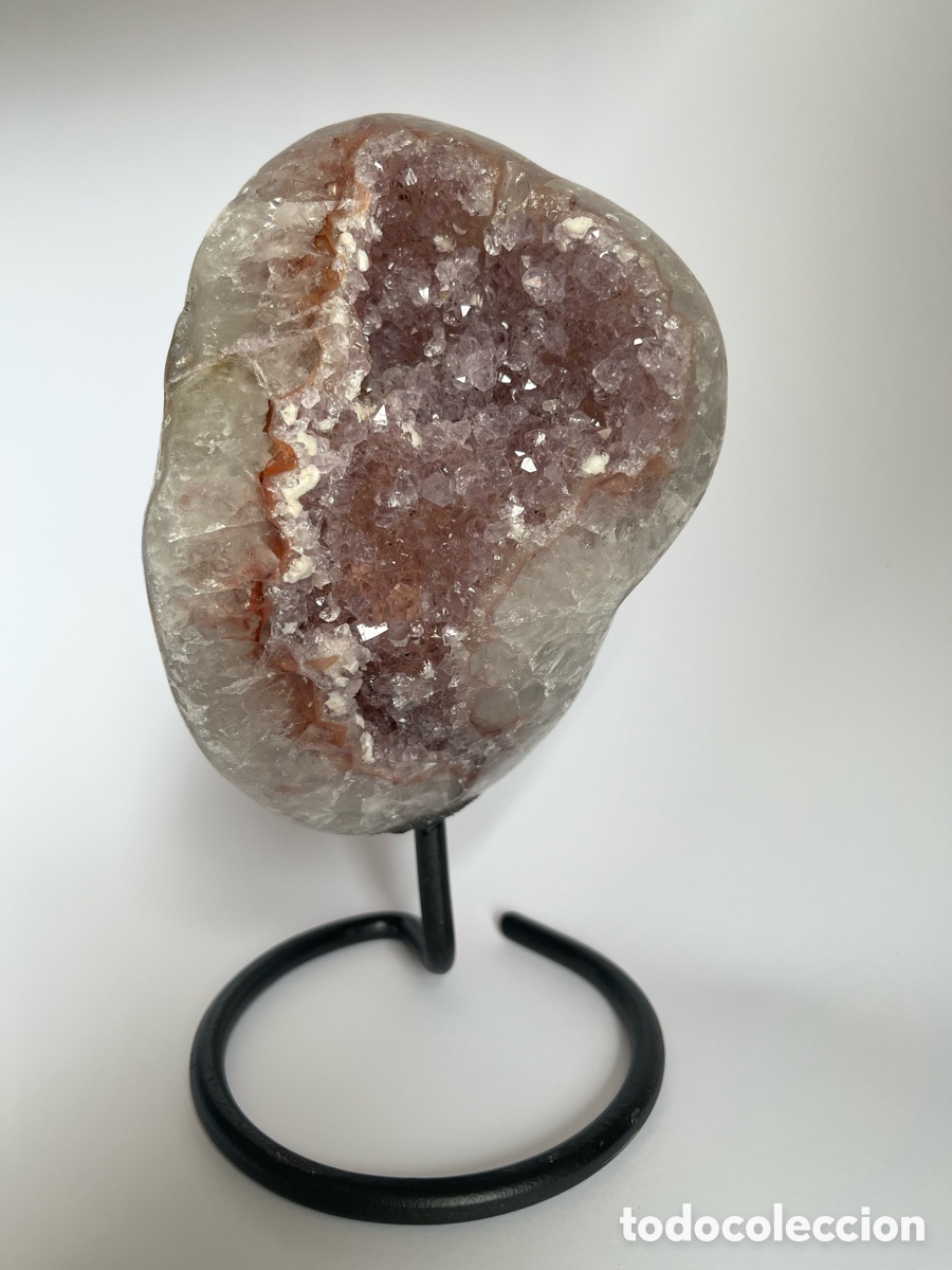 Coleccionismo de gemas: Geoda de amatista rosa en peana
