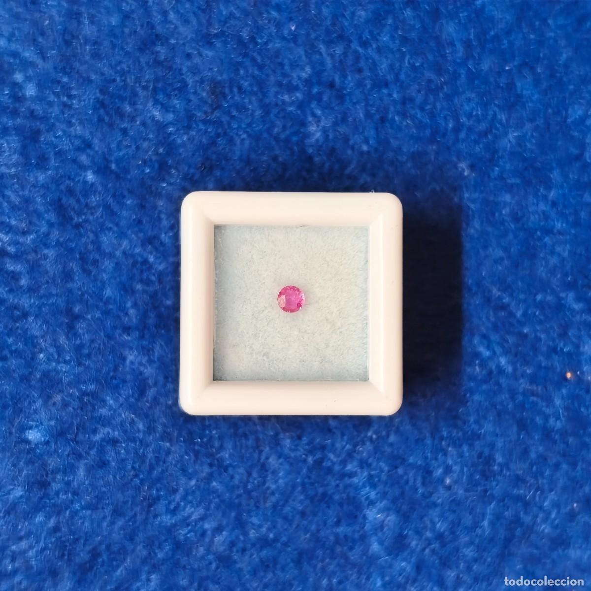 Sammlung von Edelsteinen: RUBI ROSA DE TANZANIA TALLA BRILLANTE. MED. 2,30 MM. PESO 0,07 CTS