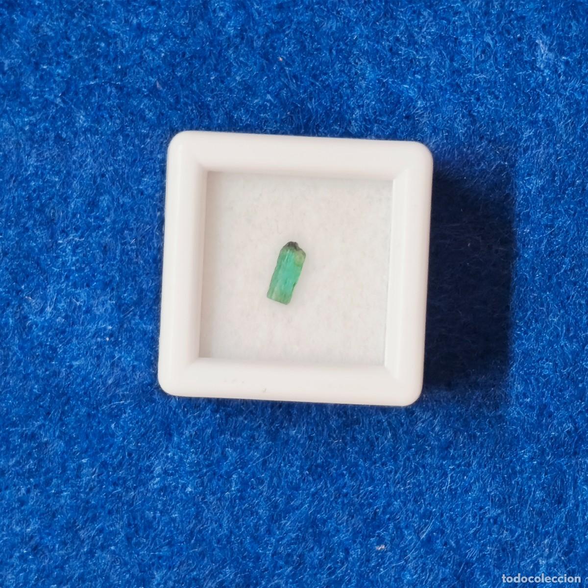 Collectionnisme de gemmes: ESMERALDA NATURAL EN BRUTO. MED. 4,5 X 1,5 MM. PESO 0,18 CTS.