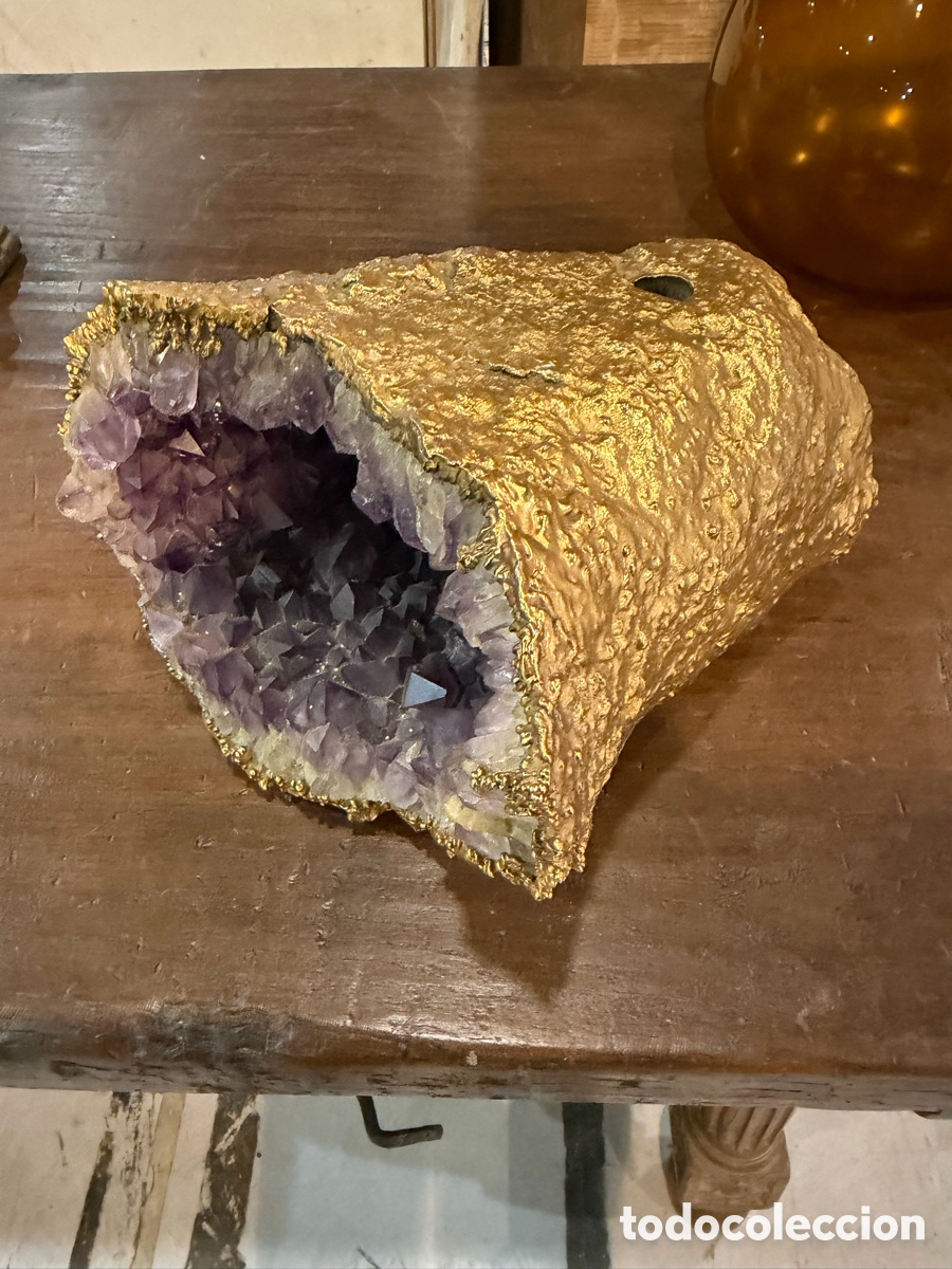 Coleccionismo de gemas: Gran Geoda piedra amatista con superficie externa dorada siglo XX