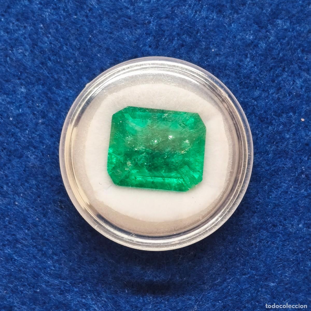 Sammlung von Edelsteinen: ESMERALDA COLOMBIANA NATURAL MEJORADA. PESO 13.60 CTS. MED. 15,70 X 13,15 X 9,08 MM. CERTIFICADO GGL