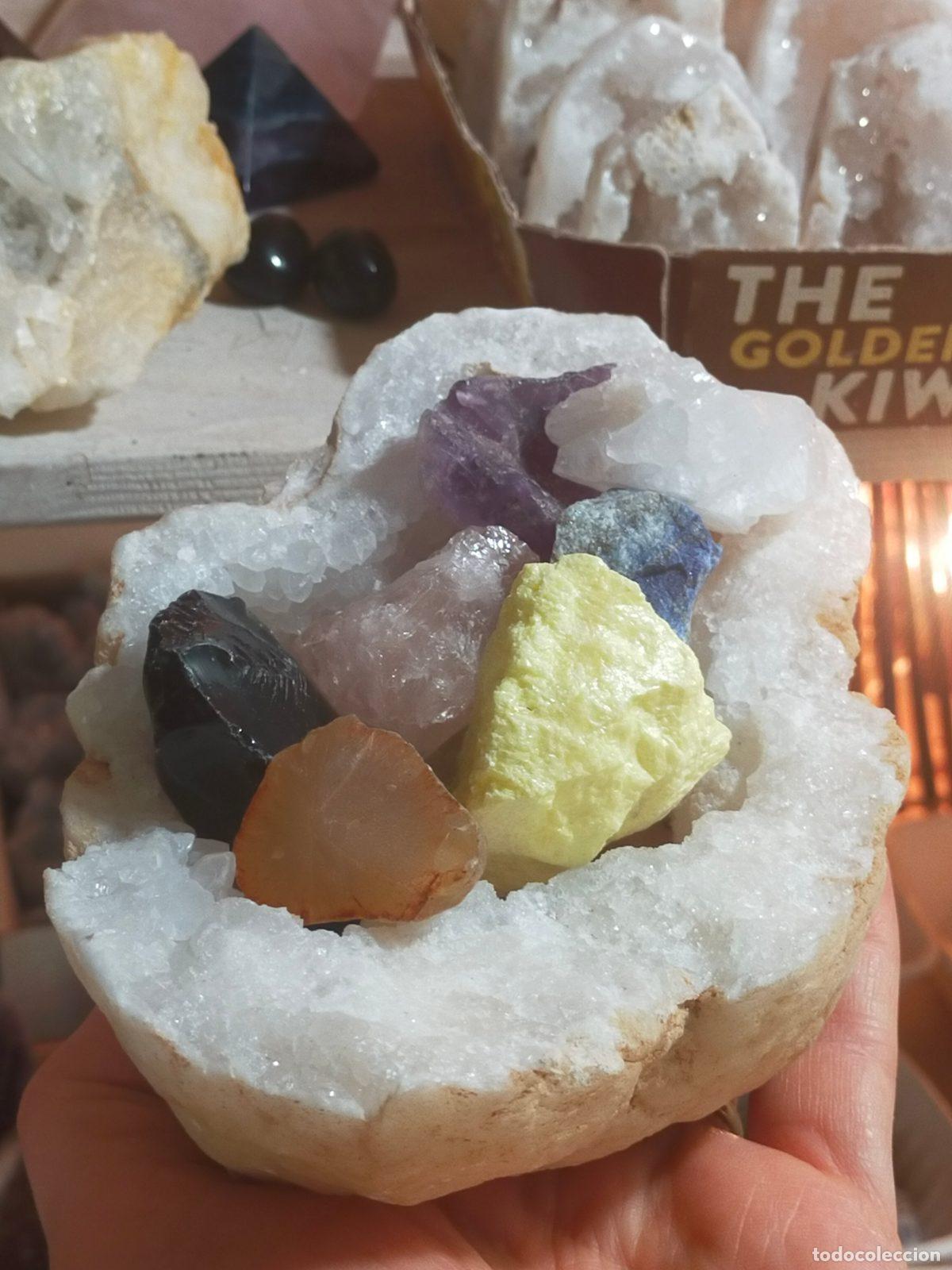 Coleccionismo de gemas: Geode di Quarzo con 7 Pietre Grezze Multicolore - Set Cristalloterapia