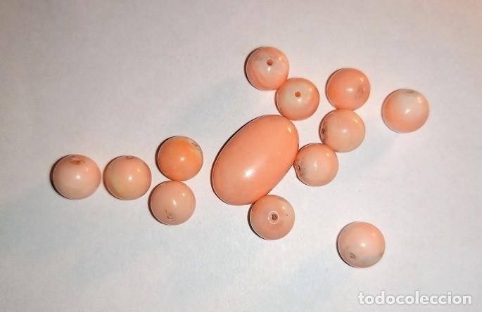 Coleccionismo de gemas: Lote de Coral Rosa Natural Antiguo &ndash; 10 gramos (Cabuj&oacute;n 2x1 cm + 12 Cuentas)