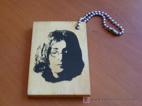 Coleccionismo de llaveros: Llavero john lennon. de madera beatles
