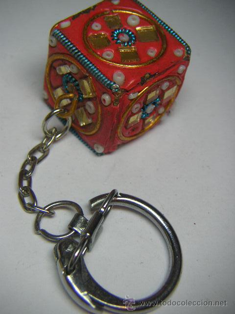 Coleccionismo de llaveros: llavero cubo decorado - Foto 1