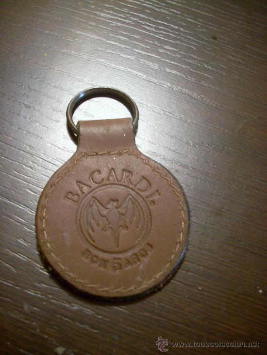 Coleccionismo de llaveros: Llavero publicitario de ron Bacardi 5 a&ntilde;os. De cuero.