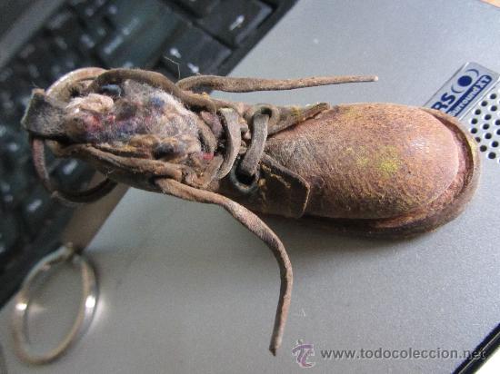 Sammlung von Schl&uuml;sselanh&auml;ngern: CURIOSO LLAVERO DE CUERO CON FORMA DE BOTA.